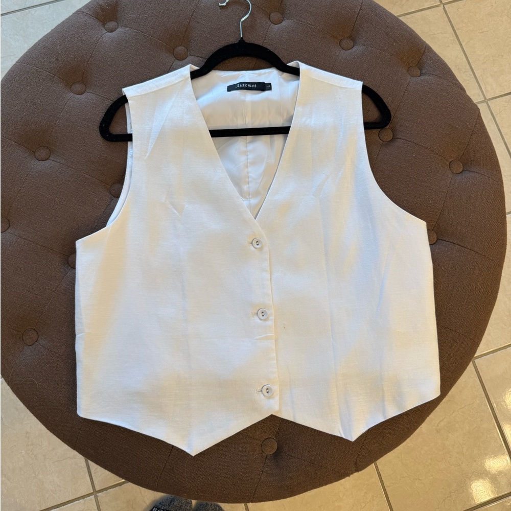Elegant White Sleeveless Button-Down Top
